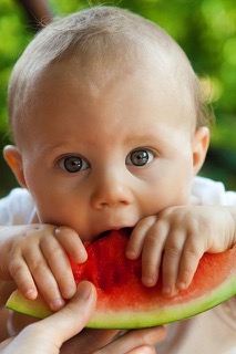 Baby, das Melone isst: Natural Language Processing ermöglicht Verstehen aus dem Zusammenhang